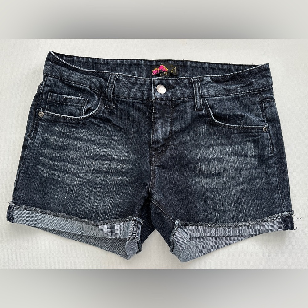 Forever 21 women distressed denim short| cuffed hem |Size 28.